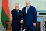 Prezydent Rosji Władimir Putin i przywódca Białorusi Aleksander Łukaszenko na spotkaniu w Sankt Petersburgu 13 lipca 2021 r. 