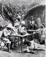 W Afryce Robert Koch (trzeci od lewej) pobierał krew od chorych,  aby wyizolować drobnoustrój wywołujący śpiączkę 