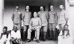 Robert Koch (siedzi), niemiecki naukowiec i lekarz, wraz z członkami ekspedycji badającej śpiączkę u mieszkańców Afryki, 1897 r