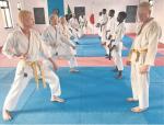 Wspólne treningi białych i czarnych karateków odbywają się trzy razy w tygodniu w centrum Dar es-Salaam