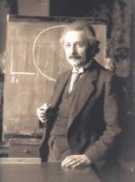 Einstein ze starszego, dystyngowanego profesora fizyki w Berlinie przeobraził się nagle w postać światowego formatu,  godnego następcę Isaaca Newtona. Na zdjęciu: uczony w 1921 roku