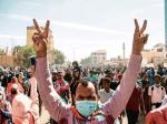 2 stycznia. Protesty Sudańczyków domagających się demokracji i przekazania władzy cywilom trwają w centrum Chartumu  mimo wysłania na ulice wielu uzbrojonych funkcjonariuszy sił bezpie-czeństwa i odcięcia łączności komórkowej 
