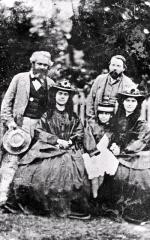 Karol Marks, Fryderyk Engels oraz córki Marksa (od lewej):  Jenny Caroline, Jenny Julia Eleanor i Jenny Laura. Zdjęcie z ok. 1864 r.