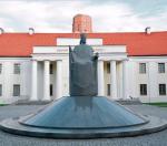 Pomnik Mendoga w Wilnie (za muzeum widoczna jest też wieża Giedymina) 