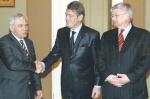 Na drugi dzień po mojej nominacji zadzwoniłem do szefa MSZ Niemiec Joschki Fischera. Byłoby dobrze – powiedziałem – gdybyśmy razem pojechali na Ukrainę. Na zdjęciu: Adam Daniel Rotfeld, Wiktor Juszczenko i Joschka Fischer w Kijowie, 25 marca 2005 r.
