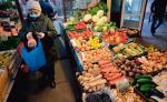 Wzrosty cen żywności widać nie tylko w sklepach, ale też na targowiskach.  Warzywa drożeją z powodu słabszych zbiorów i ograniczonej podaży 