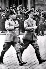 Benito Mussolini i Adolf Hitler na paradzie wojskowej w Berlinie, wrzesień 1937 r. 