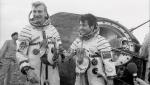 Mirosław Hermaszewski (z lewej) z radzieckim kosmonautą Piotrem Klimukiem, 5 lipca 1978 roku po udanym lądowaniu statku kosmicznego Sojuz 30 w stepach Kazachstanu