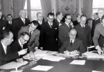 W Quai d’Orsay Walter Hallstein, przewodniczący niemieckiej delegacji ds. negocjacji w sprawie EWWiS,  oraz Jean Monnet reprezentujący Francję podpisują Deklarację Schumana, 19 marca 1951 r.  