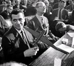 Francis G. Powers podczas zeznań przed senacką Komisją Sił Zbrojnych USA. Szpiegowski samolot U-2 pilotowany przez Powersa Sowieci zestrzelili w pobliżu Swierdłowska 1 maja 1960 r. Powers został skazany za szpiegostwo w ZSRR. 10 lutego 1962 r. odzyskał wolność w ramach dwustronnej wymiany szpiegów 