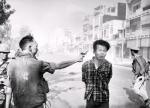 To wstrząsające zdjęcie wykonał amerykański reporter Eddie Adams 1 lutego 1968 r. w Sajgonie. Wbrew pozorom nie ukazuje bestialskiego mordu na niewinnym cywilu.  Generał Nguyen Ngoc Loan rozstrzeliwuje zbrodniarza wojennego z Wietkongu, Nguyena Van Lema, który tego dnia wraz z grupą bojówkarzy zamordował wiele kobiet i dzieci należących  do rodzin miejscowej policji współpracującej z wojskami amerykańskimi 