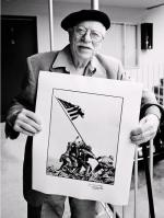 Fotograf Joe Rosenthal pozuje 1 lipca 2000 r. ze swoim słynnym  zdjęciem „Sztandar nad Iwo Jimą” wykonanym 23 lutego 1945 r.  