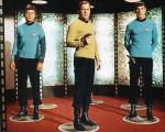 Od lewej: DeForest Kelley jako dr McCoy, William Shatner jako kapitan James T. Kirk i Leonard Nimoy w roli Spocka