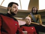 Od lewej: Jonathan Frakes jako dowódca William T. Riker, Patrick Stewart jako kapitan Jean-Luc Picard i Michael Dorn jako porucznik Worf w serialu „Star Trek: The Next Generation”, odcinek „Hollow Pursuits”