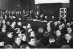 Nadzwyczajny walny zjazd Związku Lekarzy Państwa Polskiego w Poznaniu, październik 1937 r. Dr Franciszek Witaszek zasiada za stołem prezydialnym (pierwszy z lewej)
