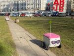 Dostawcze automaty na kołach wjechały do Warszawy. Za innowacyjnym projektem stoi startup Delivery Couple z Lublina