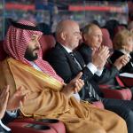 Od lewej: właściciel Newcastle szejk Mohammad bin Salman, szef FIFA Gianni Infantino i Władimir Putin podczas mundialu w Rosji