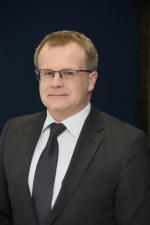 Ludwik Kotecki jest ekonomistą z wieloletnim doświadczeniem w Ministerstwie Finansów. Był m.in. głównym ekonomistą resortu i pełnomocnikiem rządu ds. wprowadzenia euro w Polsce. Pracował też w instytucjach międzynarodowych, m.in. w MFW. W styczniu rozpoczął sześcioletnią kadencję członka Rady Polityki Pieniężnej z nominacji Senatu. ∑