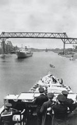 Brytyjski niszczyciel mija niemiecki statek handlowy. Kanał Kiloński, czerwiec 1945 r.