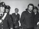 Franco Freda (blondyn z tyłu) i Giovanni Ventura, włoscy prawicowi terroryści odpowiedzialni za zamachy bombowe, w drodze na proces, styczeń 1975 r.