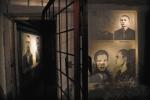 Zdjęcia więźniów wyświetlane na ścianach byłego komunistycznego więzienia w Pitesti (Rumunia)