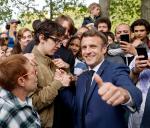 18 kwietnia. Emmanuel Macron ze zwolennikami w Paryżu przed występem w telewizyjnym show
