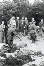 Niemcy pokazujący przedstawicielom prasy ofiary tzw. krwawej niedzieli