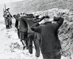 Bydgoscy nauczyciele w drodze na stracenie w fordońskiej Dolinie Śmierci, październik 1939 r. Rozstrzelano ich w ramach niemieckiej akcji eksterminacyjnej polskiej inteligencji