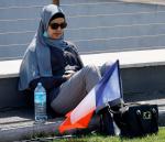 Francuska muzułmanka w oczekiwaniu na wiec wyborczy Emmanuela Macrona w Marsylii