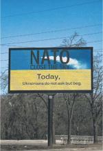 NATO nie zablokowało Rosjanom możliwości lotów nad Ukrainą (na zdjęciu bilbord w Kijowie: „NATO, zamknij niebo. Ukraińcy nie proszą, lecz błagają”, 22 marca 2022 r.).  Zdaniem Jana Rokity unikanie przez Zachód podjęcia decyzji w tej sprawie  jest ryzykowną strategią. W polskiej debacie były kandydat na premiera  nie ma wielu sojuszników, ale też nikt nie podjął z nim rzeczowej polemiki