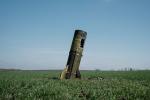 Część rosyjskiej rakiety balistycznej stercząca z pola koło Bohodarowa, w pobliżu Słowianska