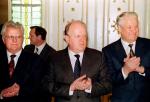Stanisław Szuszkiewicz i po jego bokach przywódcy: Ukrainy Leonid Krawczuk (z lewej) i Rosji Borys Jelcyn w grudniu 1991 roku po zawarciu układu białowieskiego, który zakończył istnienie ZSRR