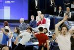 Występ taneczny zakończył poniedziałkowe spotkanie w parlamencie w Strasburgu – w białych fotelach siedzą szefowa KE Ursula von der Leyen, przewodnicząca PE Roberta Metsola i prezydent Francji Emmanuel Macron