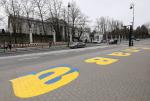 Napis „Chwała Ukrainie” namalowany na chodniku przed siedzibą ambasady Federacji Rosyjskiej przy ul. Belwederskiej w Warszawie