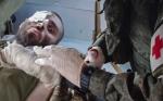Ranny ukraiński żołnierz przed wywiezieniem z Mariupola. Zdjęcie jest kadrem z filmu rosyjskiego Ministerstwa Obrony