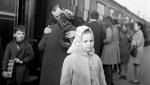 Szacuje się, że z powodu antysemickiej kampanii rządu po wydarzeniach 1968 roku wyjechało z Polski ok. 13–20 tys. osób żydowskiego pochodzenia. Dworzec Gdański, Warszawa, 1971