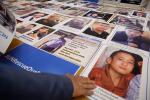 Zdjęcia represjonowanych przez władze chińskie Ujgurów prezentowane przez członków ich rodzin, którym udało się wyemigrować