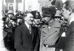 Adolf Hitler rozmawia z księciem Augustem Hohenzollernem po uroczystości otwarcia Reichstagu w Poczdamie 21 marca 1933 r.