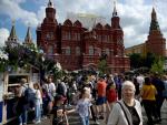 Kreml przekonuje obywateli, że poradzi sobie z sankcjami Zachodu. Na zdjęciu: zatłoczony plac Maneżowy w centrum Moskwy, 2 czerwca 2022 r.