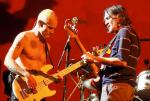 Flea i John Frusciante znowu razem na scenie. Na zdjęciu: gitarzyści podczas koncertu w hiszpańskiej Sewilli.