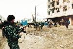 Rosyjskie siły specjalne wkraczają na obrzeża Gudermesu – drugiego co do wielkości miasta Czeczenii, 11 listopada 1999 r.