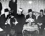 Spotkanie arabskich ​​przywódców politycznych planujących atak na osiedla żydowskie w Palestynie. Od lewej: Jamil Mardam Bey, Amin al-Husajni, wielki mufti Jerozolimy, i Rijad as-Sulh, premier Libanu