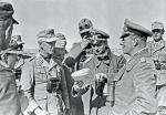 Feldmarszałek Erwin Rommel (na zdjęciu z prawej, pośród swoich na pustyni libijskiej w lutym 1942 r.) był uwielbiany przez podlegających mu żołnierzy. Dzięki precyzyjnym informacjom wywiadowczym i śmiałym posunięciom potrafił pobić przeważające siły przeciwnika