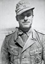 Kapitan Alfred Seeböhm, dowódca 621. Kompanii, specjalista od przechwytywania komunikacji radiowej aliantów. Po prawej: lekki opancerzony wóz rozpoznawczy SdKfz 261 z rozłożoną anteną w czasie nasłuchu radiowego na pustyni w marcu 1941 r.