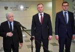 Andrzej Duda (na zdjęciu z Jarosławem Kaczyńskim i Mateuszem Morawieckim) rzadko podejmuje decyzje, które podobają się wyborcom opozycji