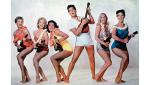 Agent Elvisa miał prosty przepis na sukces filmów z udziałem swego podopiecznego: egzotyczne scenerie, numery śpiewane i wianuszek pięknych dziewcząt. Kadr z „Błękitnych Hawajów” z 1961 r.