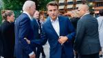 Kto tu kogo podtrzymuje. Energiczna i stanowcza reakcja 79-letniego Joe Bidena na rosyjską agresję na Ukrainę zaskoczyła nie tylko Moskwę, ale też Paryż i Berlin. Na zdjęciu amerykański przywódca z prezydentem Francji Emmanuelem Macronem podczas szczytu G7 w Niemczech, 26 czerwca 2022 r.