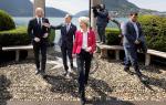 Nad brzegiem jeziora Lugano, od lewej premier Ukrainy Denys Szmyhal, prezydent Szwajcarii Ignazio Cassis i szefowa Komisji Europejskiej Ursula von der Leyen