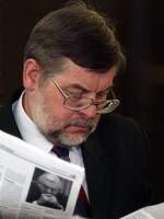 Tomasz Nałęcz jako przewodniczący sejmowej Komisji Śledczej badającej tzw. sprawę Rywina, 26 kwietnia 2003 r. Czyta prasowe relacje po pierwszym przesłuchaniu premiera Leszka Millera