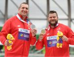 Wojciech Nowicki (z lewej) i Paweł Fajdek z medalami z Eugene